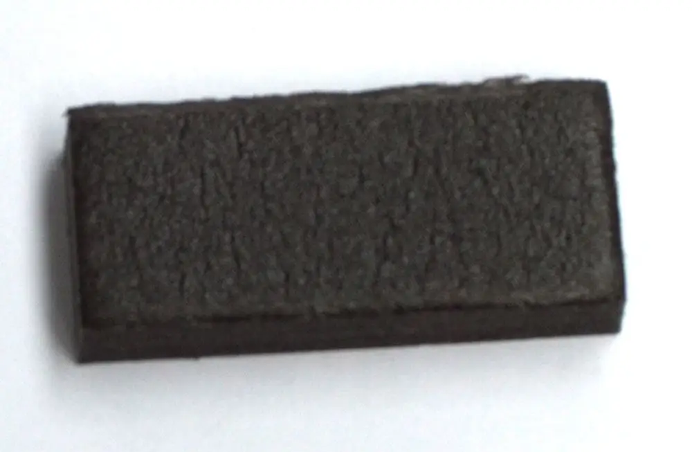 Dunkles, rechteckiges Dichtmaterial, vermutlich zur Abdichtung, das mit Daikin-Produkten verwendet wird. Textur ist leicht rau und uneben.